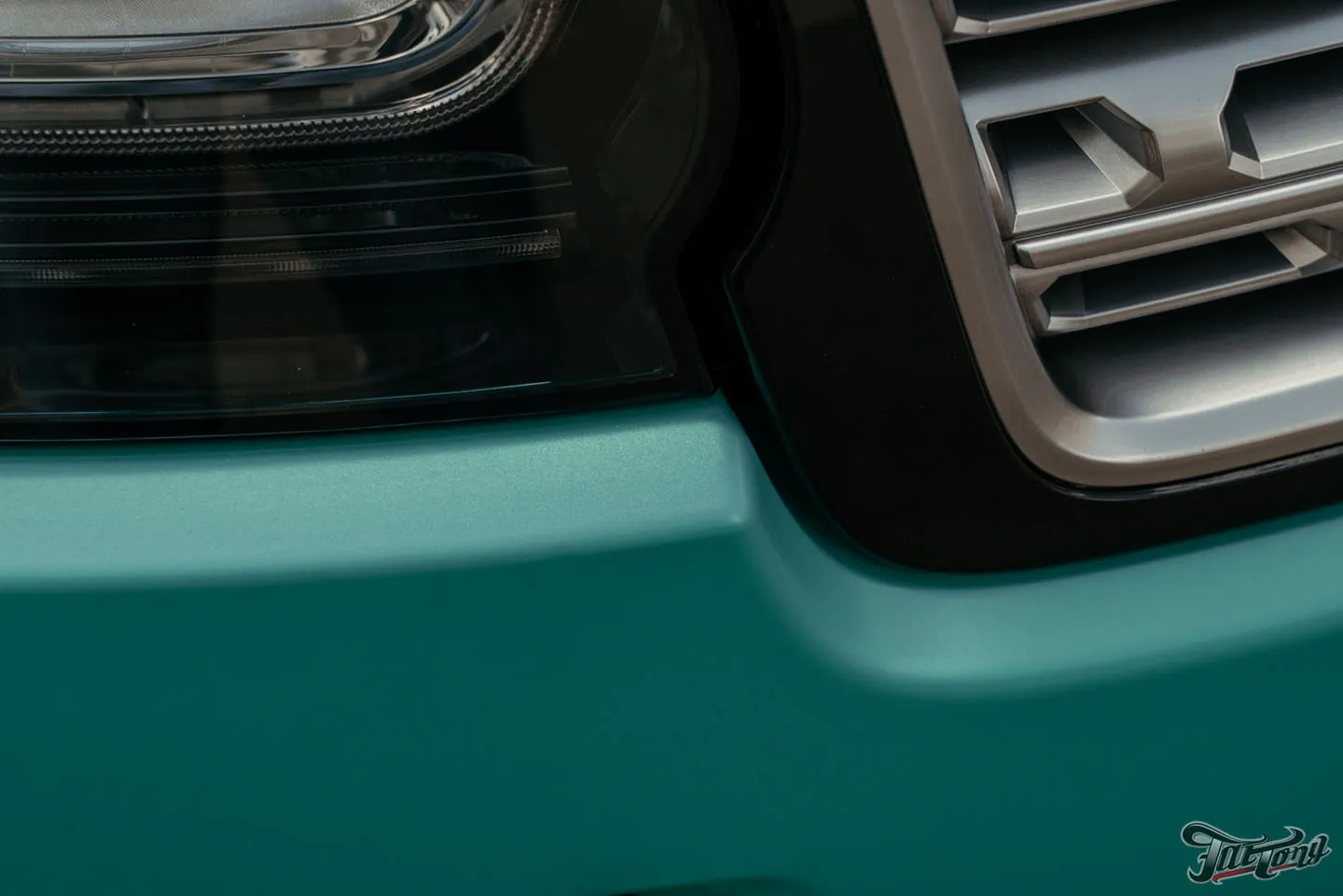 Новый дизайн для Range Rover Vogue: оклейка в матовый мятный винил с черными глянцевыми элементами